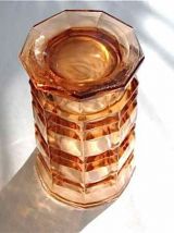 Vase rose en verre taillé 
