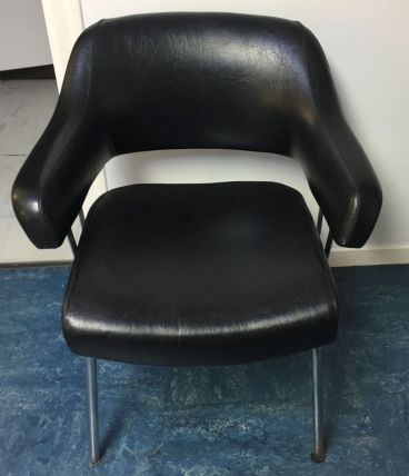 Fauteuil vintage skai noir, années 60 ?
