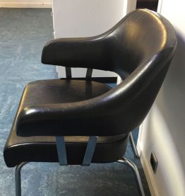 Fauteuil vintage skai noir, années 60 ?