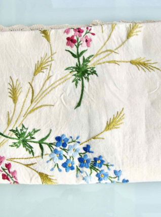 Nappe à thé brodée main