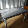 Table grise en bois