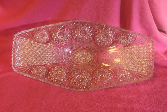 Grand plat en verre moulé