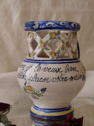 Pichet trompeur en faïence ancienne