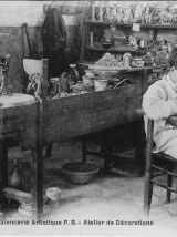 Pichet trompeur en faïence ancienne