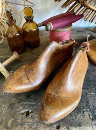 Paire d’embauchoirs en bois