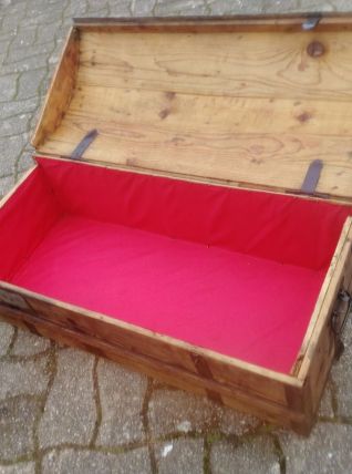 Coffre malle bombée vintage rénover tissus bois acier