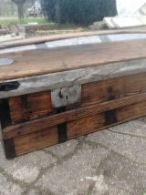 Coffre malle bombée vintage rénover tissus bois acier