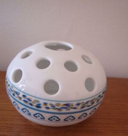 Pique fleurs et 2 bougeoirs assortis en céramique décorée