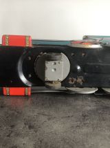 Ancienne locomotive en tôle des années 60