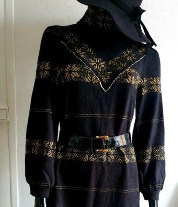 Robe pull dorée à col montant