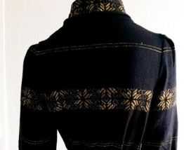 Robe pull dorée à col montant
