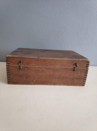 boite ancienne en bois fermée par 2 crochets