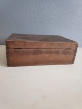 boite ancienne en bois fermée par 2 crochets