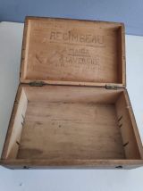 boite ancienne en bois fermée par 2 crochets