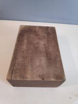 boite ancienne en bois fermée par 2 crochets