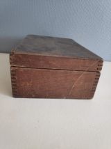 boite ancienne en bois fermée par 2 crochets