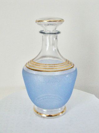 Carafe en verre sablé bleu et or