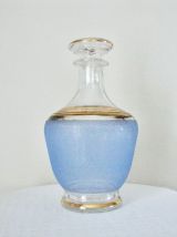 Carafe en verre sablé bleu et or