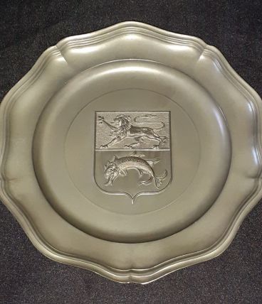 Assiette murale en étain 97% avec le blason de Dunkerque