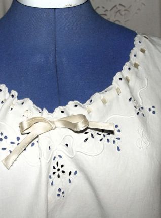Ancienne chemise longue faite et brodée main