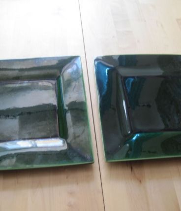 2 grandes  assiettes en faïence couleur vert bouteille      