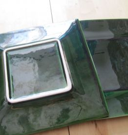 2 grandes  assiettes en faïence couleur vert bouteille      