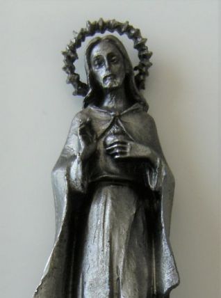 Statuette jésus auréolé en étain ciselé main signé 