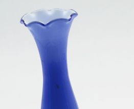 Vase en opaline bleu