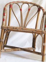 Fauteuil enfant en rotin et scoubidou rouge