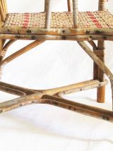 Fauteuil enfant en rotin et scoubidou rouge