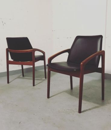 HENNING KJAERNULF pour KORUP STOLFABRIK  Fauteuils en teck. 