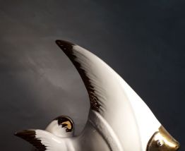 poisson porcelaine blanc et dorure art deco , bon etat   tra