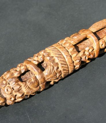 Porte-aiguilles en bois sculpté, Long. 12 cm