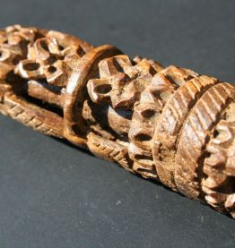 Porte-aiguilles en bois sculpté, Long. 12 cm