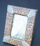Cadre à poser en carton bouilli et métal argenté. 16 x 12 cm