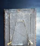 Cadre à poser en carton bouilli et métal argenté. 16 x 12 cm