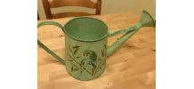 Cache pot forme arrosoir avec motif perroquet au pochoir