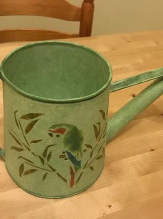 Cache pot forme arrosoir avec motif perroquet au pochoir