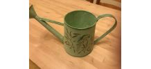 Cache pot forme arrosoir avec motif perroquet au pochoir