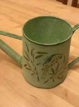 Cache pot forme arrosoir avec motif perroquet au pochoir