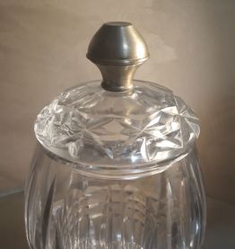 bonbonniere cristal  tres epais taillè et ciselè   , dans le