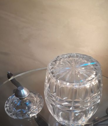 bonbonniere cristal  tres epais taillè et ciselè   , dans le