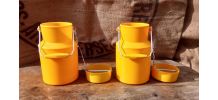 Deux pots à lait en plastique (POLA)