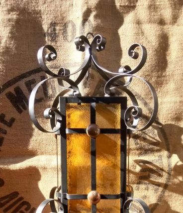 Ancienne suspension en métal et en verre jaune