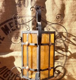 Ancienne suspension en métal et en verre jaune