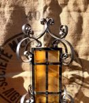 Ancienne suspension en métal et en verre jaune
