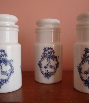 Série de 3 pots d'apothicaire en opaline