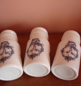 Série de 3 pots d'apothicaire en opaline