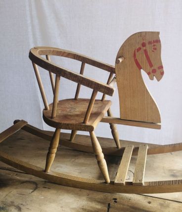 Cheval à bascule ancien