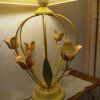 Lampe avec pied représentant des fleurs